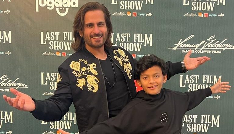 The Last Film Show’s Amit Sarin and child actor Bhavin Rabari recreate SRK pose!