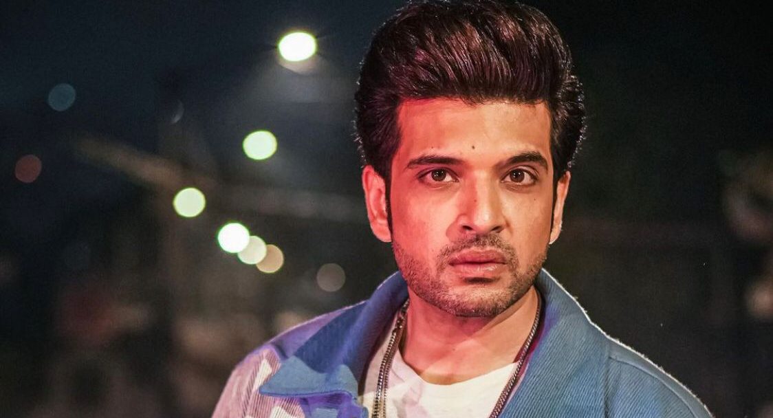 Karan Kundrra respects the ‘Azaan’, gets praised by the paps present there and the audience too!