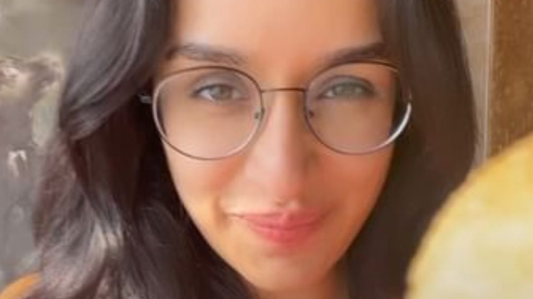 Shraddha Kapoor’s ‘Tere Pyaar Mein’ moment with “Pani-Puri”, the song has crossed 30M views!