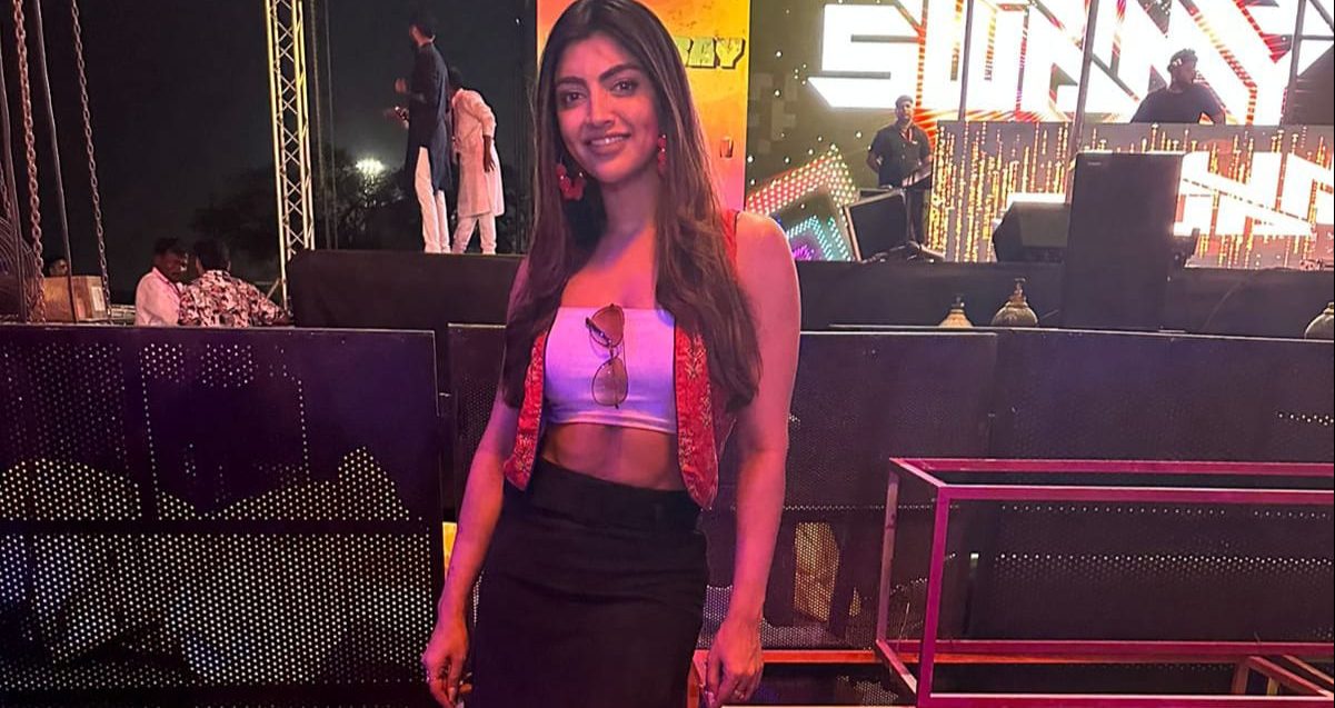 Akanksha Puri attends four Holi parties in a row in Mumbai!