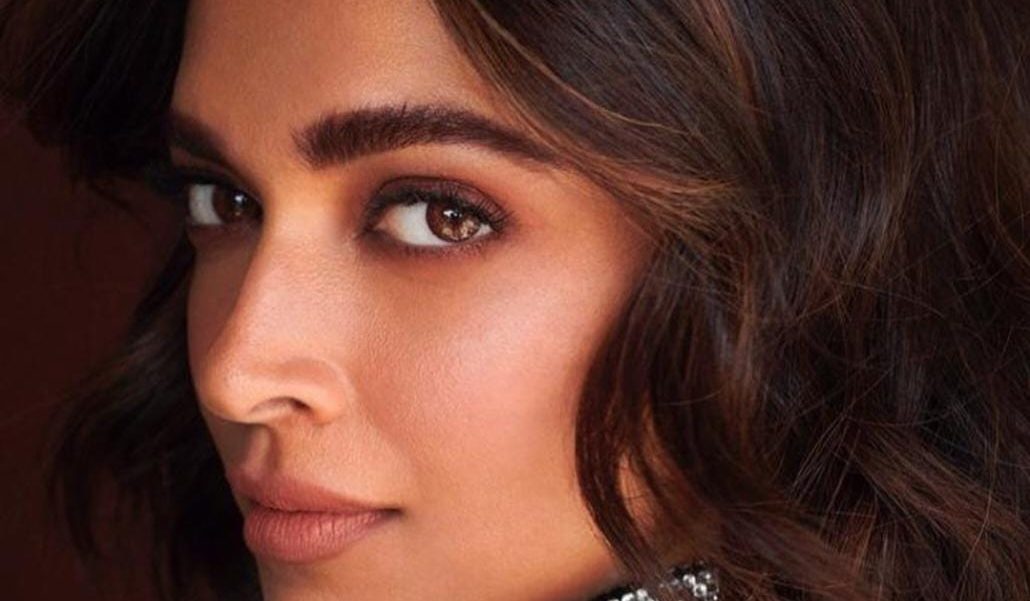 Deepika Padukone returns from Paris, now headed to the Oscars!