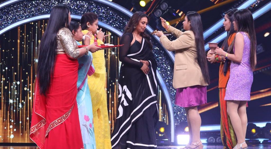 II13 contestants perform a traditional Bengali ritual called “Nazar Utara” for Rani Mukerji!