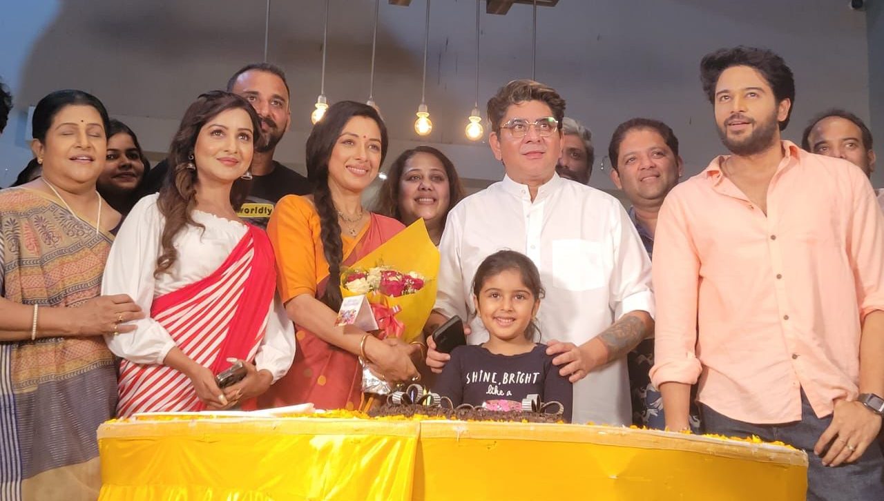 Team ‘Anupama’ celebrates Rupali Ganguly’s birthday!