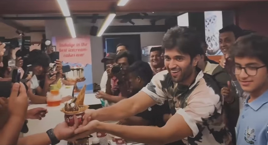 #TheDeverakondaBirthdayTruck spreads happiness in 8 cities across India!