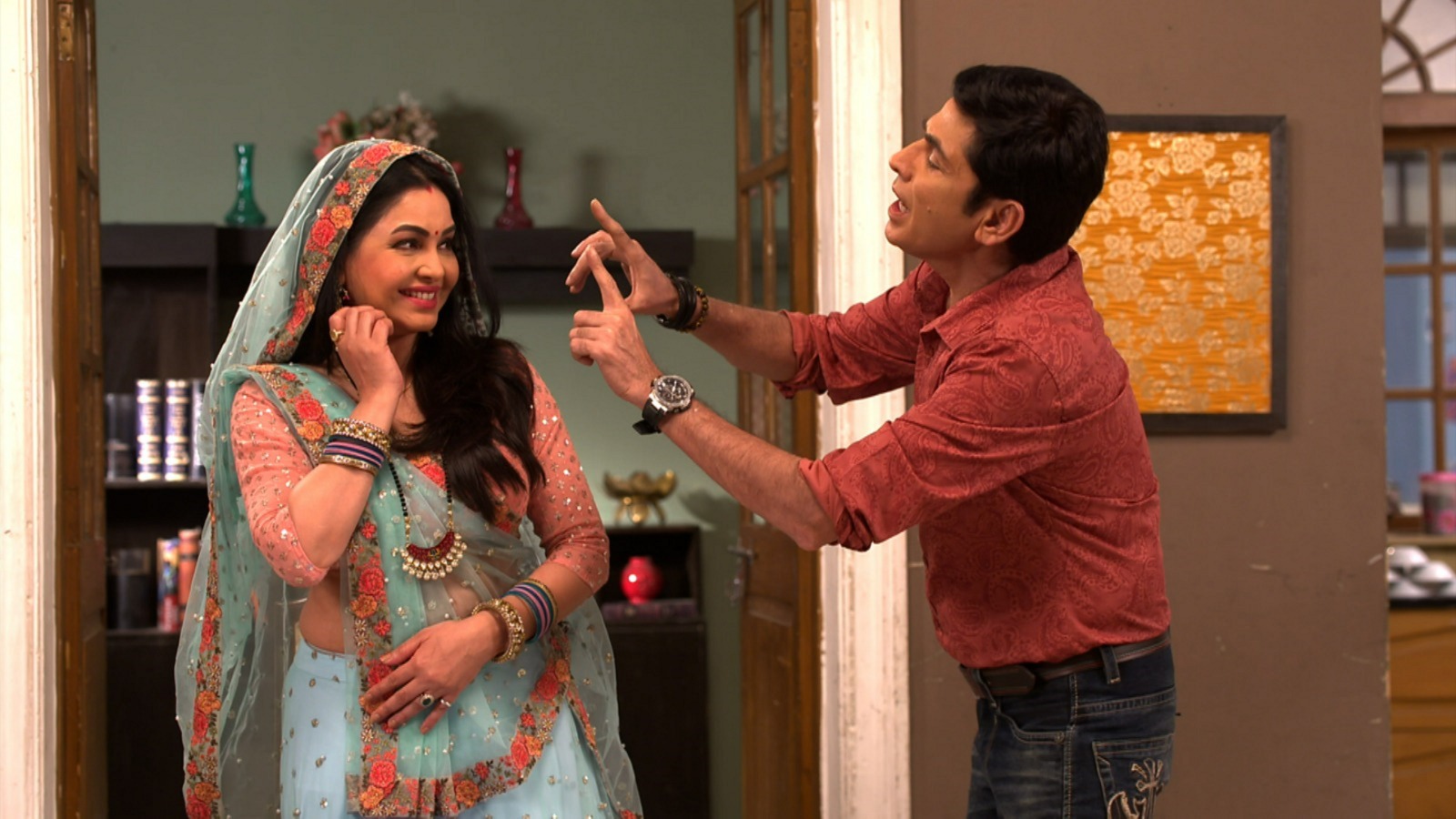 In ‘Bhabiji Ghar Par Hai’ Vibhuti Narayan Mishra welcomes Angoori Bhabi to his photo studio!