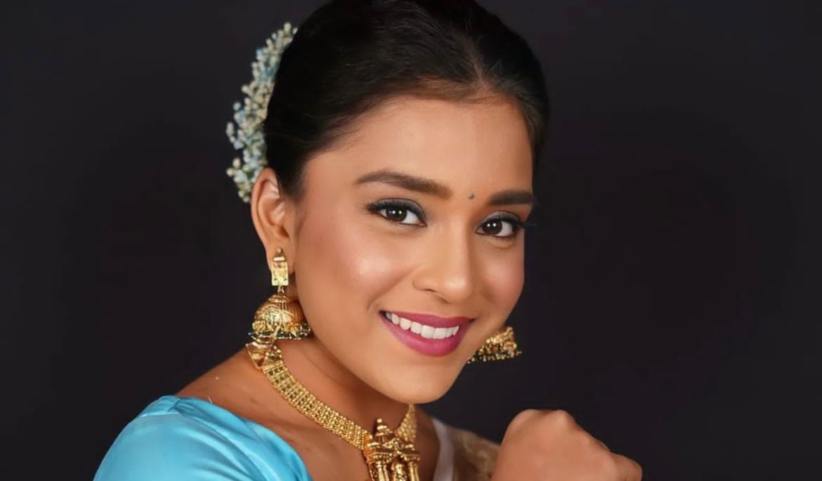 Sumbul Touqeer carries off sarees really well, and looks absolutely elegant!