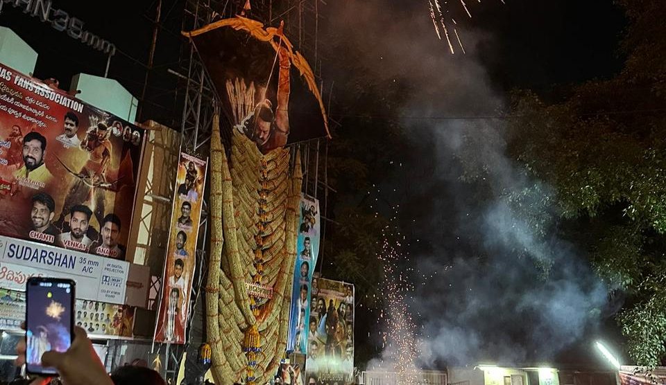 ‘Adipurush’ Prabhas has had his fans bursting to toes with excitement!