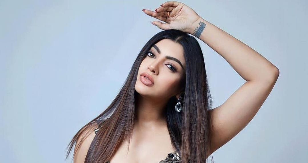 Akanksha Puri kisses Jad Hadid for 30 seconds, says, “Salman sir meri band na baja de”!