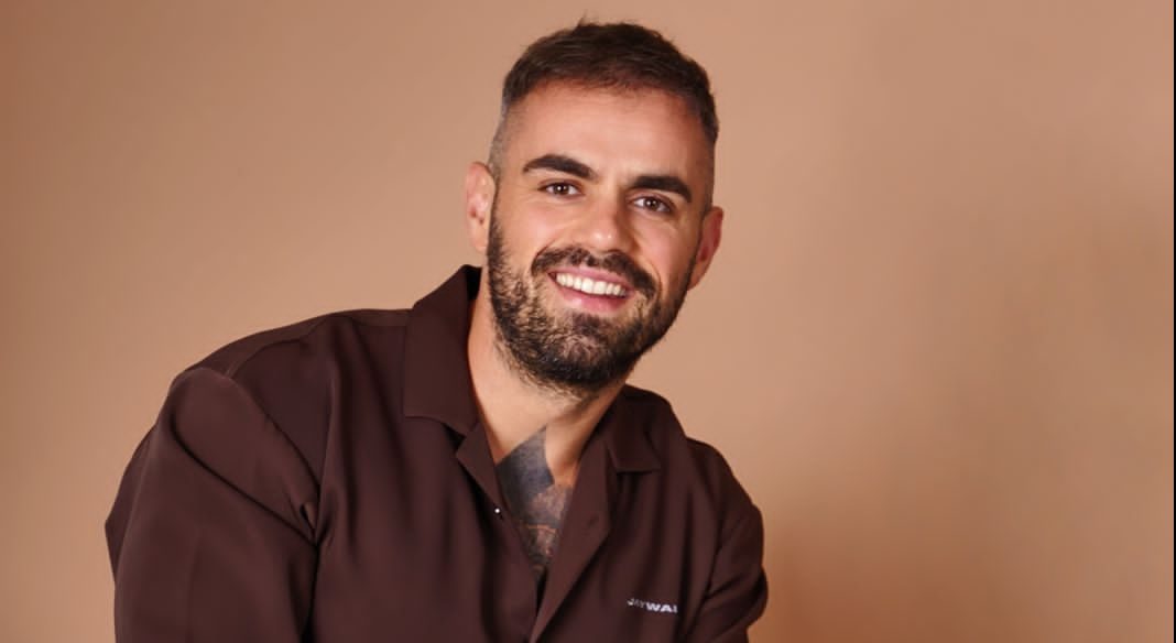 Makeup and hair expert Florian Hurel adivices to go for waterproof minimalistic makeup in monsoon!