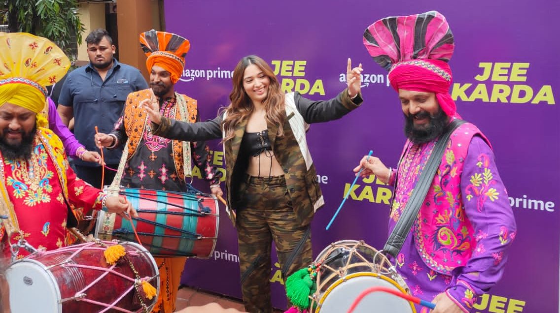 Tamannaah Bhatia celebrates Jee Karda, at her alma mater R. D. National College!