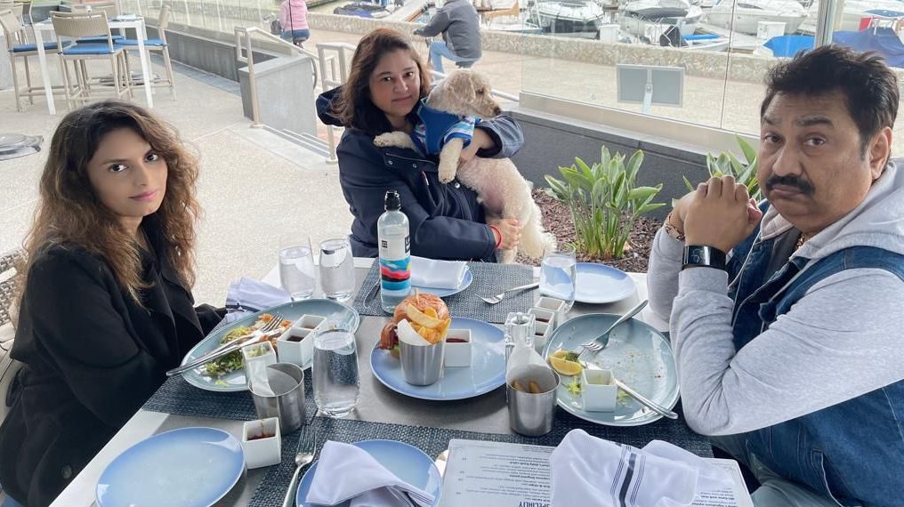 Kumar Sanu celebrates his 22nd wedding anniversary with wife and his daughters in Los Angeles!