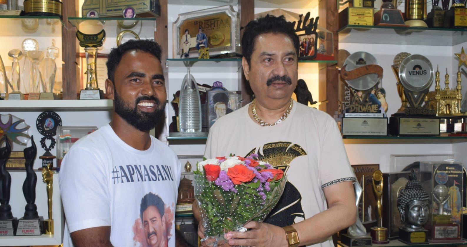 A fan rides 1200 Km solo cycle to meet Kumar Sanu!