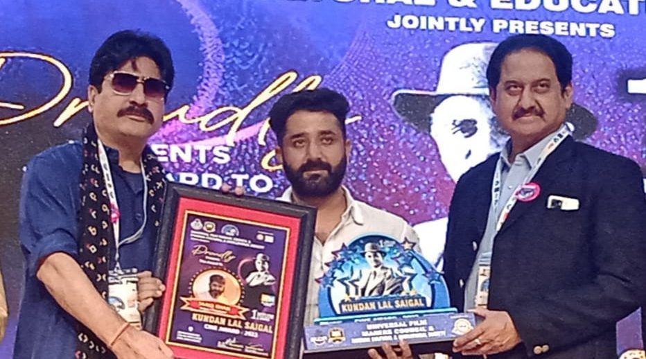 Filmmaker Tariq Khan felicitated with KL Saigal Award at IFFJK!