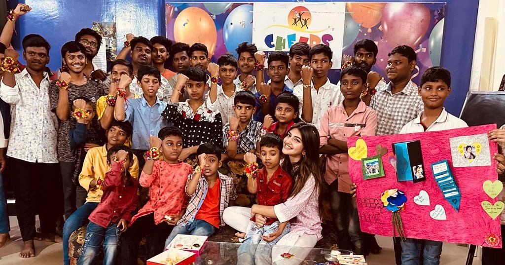 Sreeleela celebrates Raksha Bandhan with her ‘Gundus’!