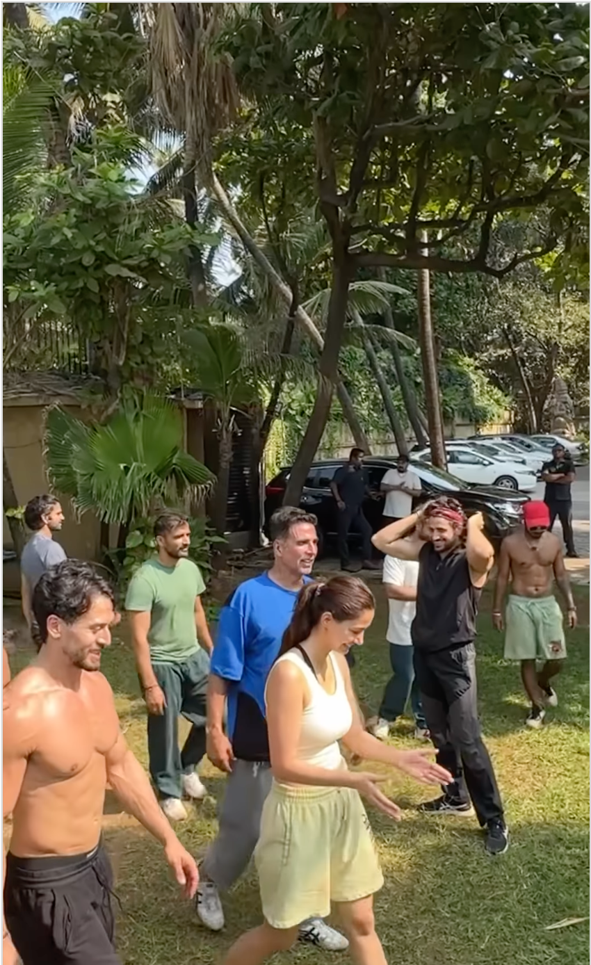 akshay-tiger-and-disha-still-png