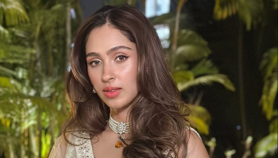 Pashmina Roshan gives ‘Chandani Vibes’ in a pristine white lehenga!