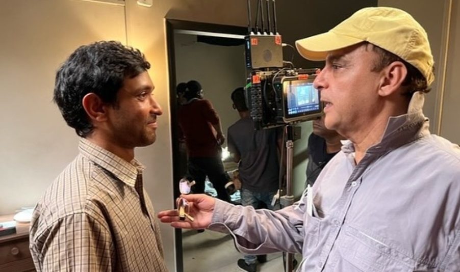 1000s of fans flocked to watch Vikrant Massey while shooting ’12th Fail’!