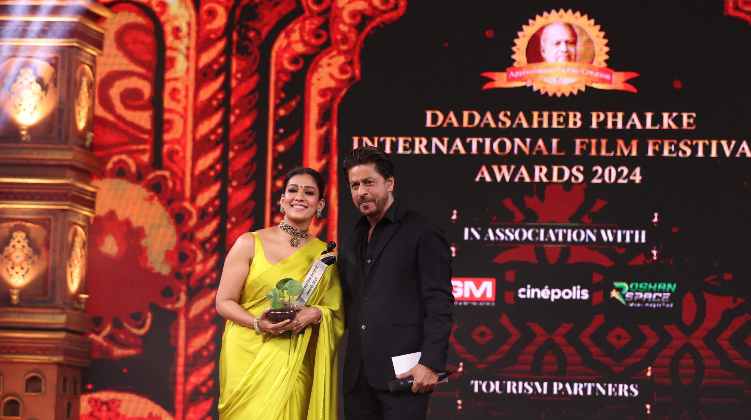 Shahrukh Khan bags Best Actor award at Dadasaheb Phalke International Film Festival Awards 2024!