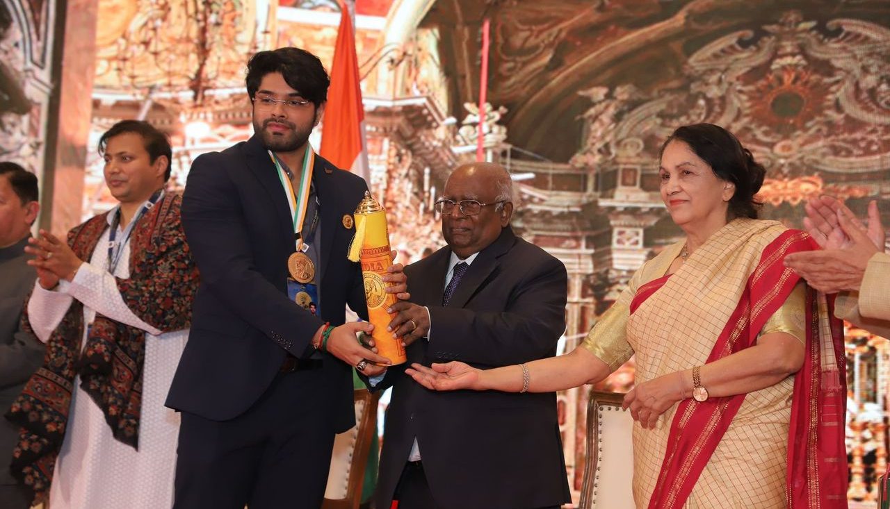 Tarot card reader Aditya Nair honoured with  “Champions of Change Award Maharashtra”!