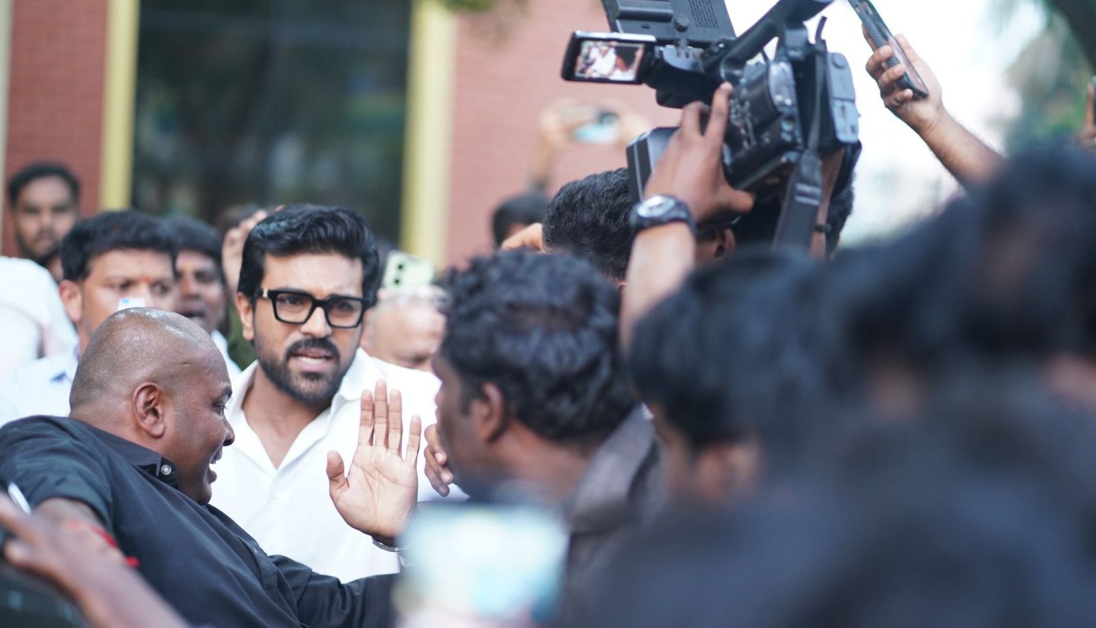 Fans mob Ram Charan’s car!