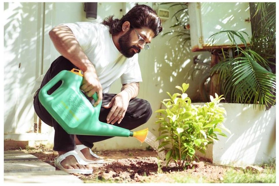 Allu Arjun wishes ‘Happy Earth Day’ while planting sapligs!