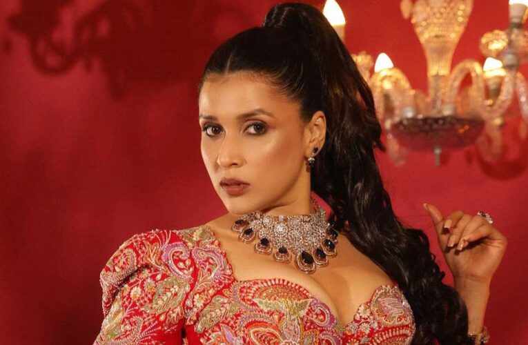 Mannara Chopra breaks the internet with her dazzling look on the cover of a magazine!