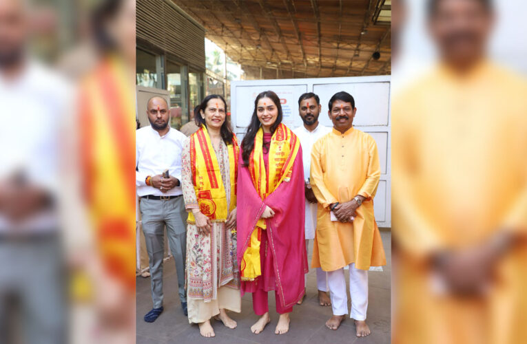 Miss World Manushi Chhillar Begins 2025 with Prayers at Siddhivinayak Temple!