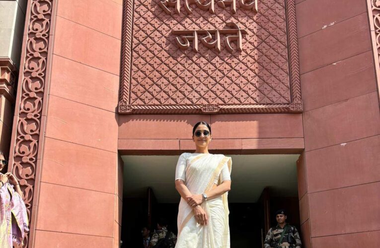 Regena Cassandra Takes Democratic Sangha’s First Batch to the Indian Parliament!