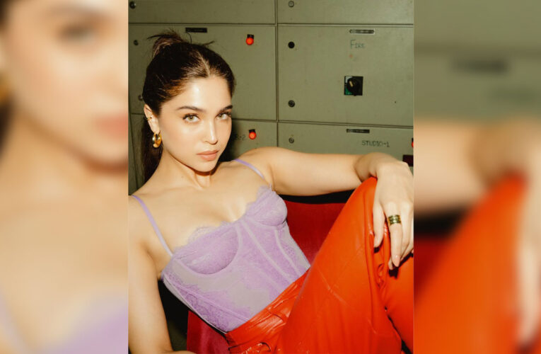 Sharvari grabs the best young actor of the year award at ZEE Cine Awards!