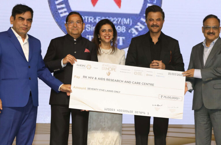 Anil Kapoor Presents ₹75 Lakh Cheque to Dr. Dharmendra Kumar at GJEPC Event!