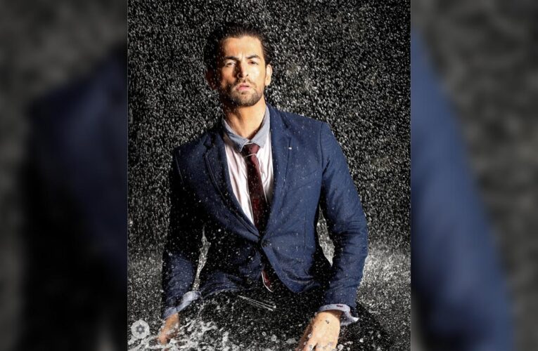 Neil Nitin Mukesh Grooving, Stripping & Bed-Dancing to “Jeene Ke Hain Chaar Din”!