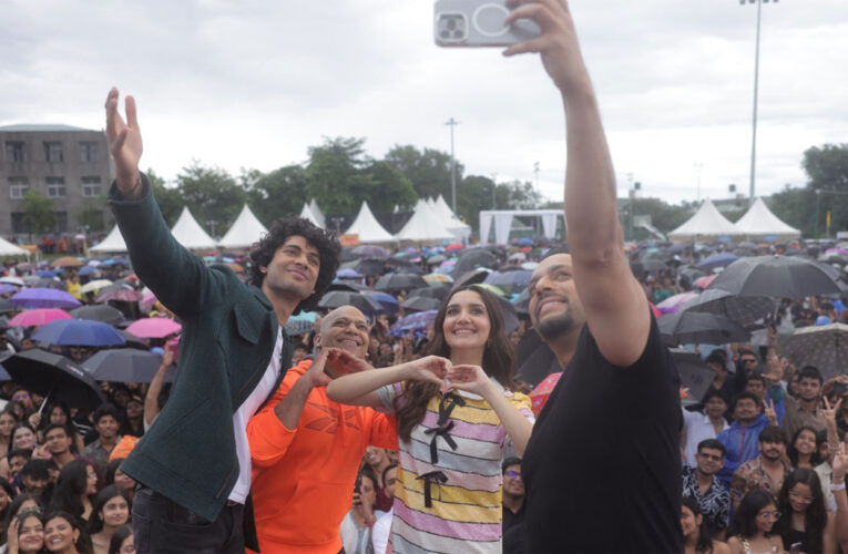 8000 students danced together with the lead pair of ‘Mannu Kya Karegga’!