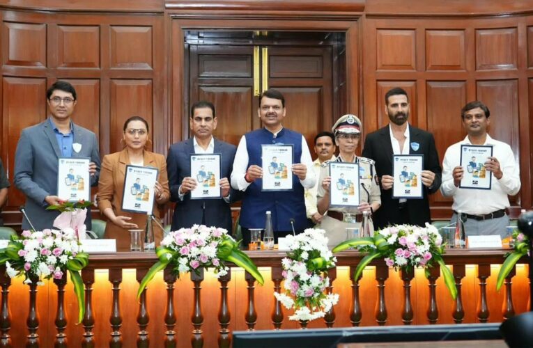 Rani Mukerji shares stage with CM Devendra Fadnavis and Akshay Kumar to raise awareness against cyber crime!
