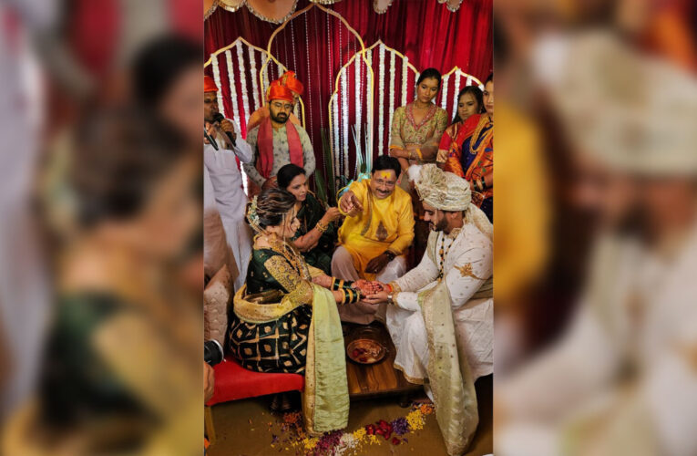 Architect Anand Pimpalkar performed the ‘Kanyadan’ ceremony for Prajakta Gaikwad!