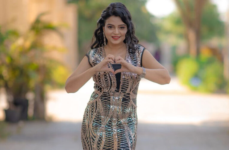 Shreya Kulkarni Adds Glamour to the Star Pravah Awards Evening!